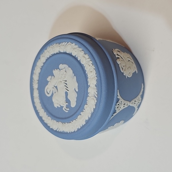 Wedgwood Other - Wedgewood Cream On Pale Blue Jasperware Aurora Round Classic Trinket Box + Lid